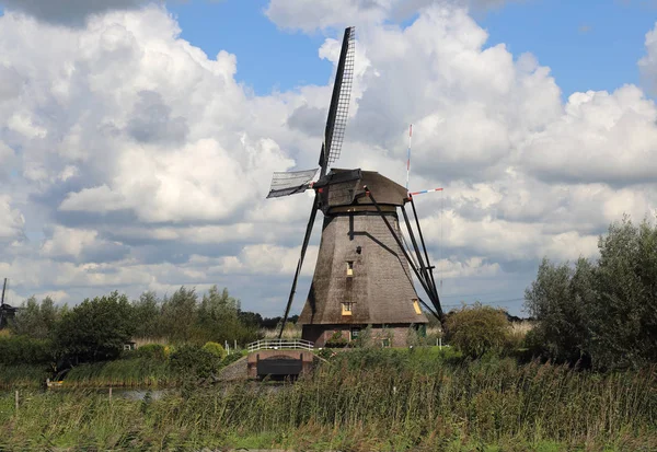 Väderkvarn i Kinderijk, Holland — Stockfoto