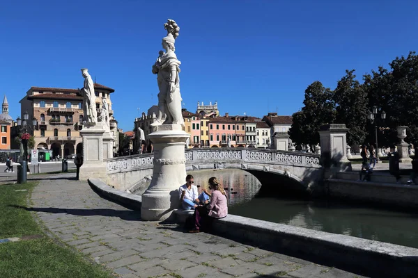 Puente sobre la plaza Prato della Valle en Padua, Italia — Foto de Stock