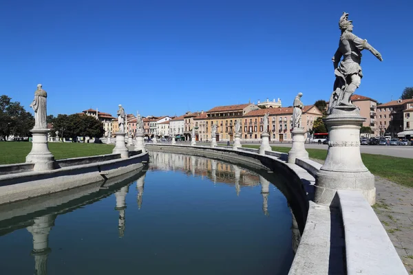 Szobrok, a Prato della Valle tér, Padova, Olaszország — Stock Fotó