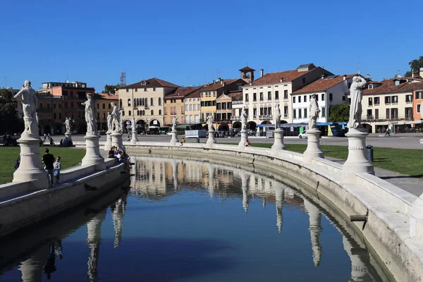 Sochy na náměstí Prato della Valle v Padově, Itálie — Stock fotografie