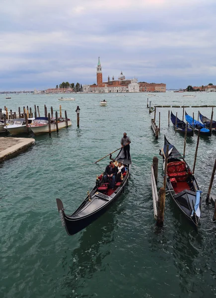 Gondolas et San Giorgio Maggiore islannd à Venise, Italie — Photo