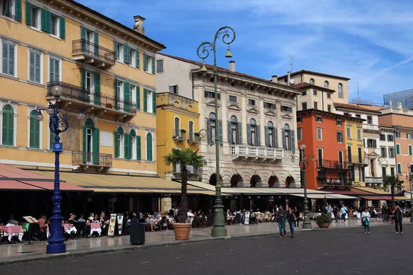 Рестораны исторической Вероны, Италия — стоковое фото