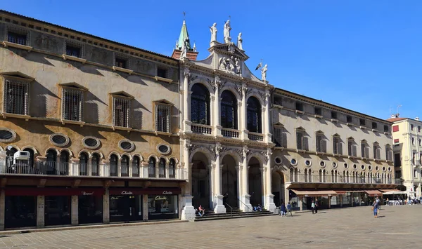 Исторические здания с магазином в Виченце, Италия — стоковое фото