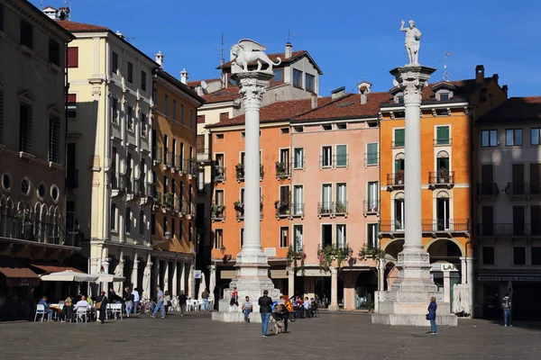 Колонны на площади Пьяцца-дей-синьори в Виченце, Италия — стоковое фото