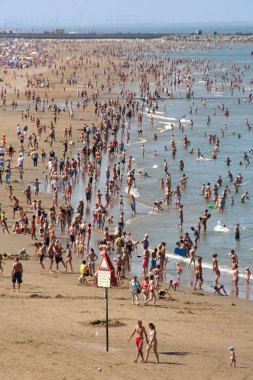 Kalabalık bir plajda insanlar