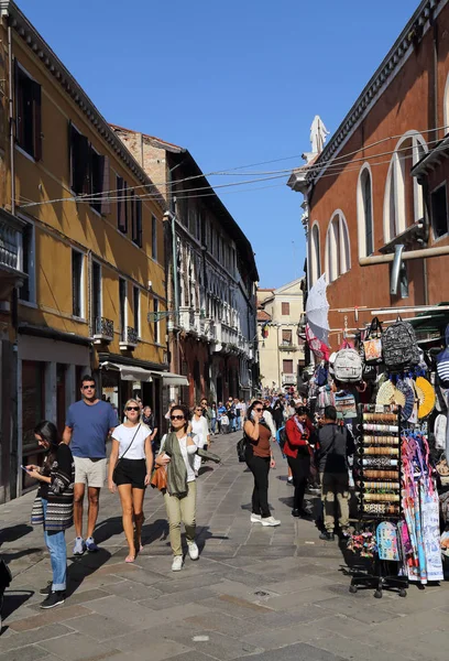 Turistas e lojas de souvenirs em Veneza, Itália — Fotografia de Stock