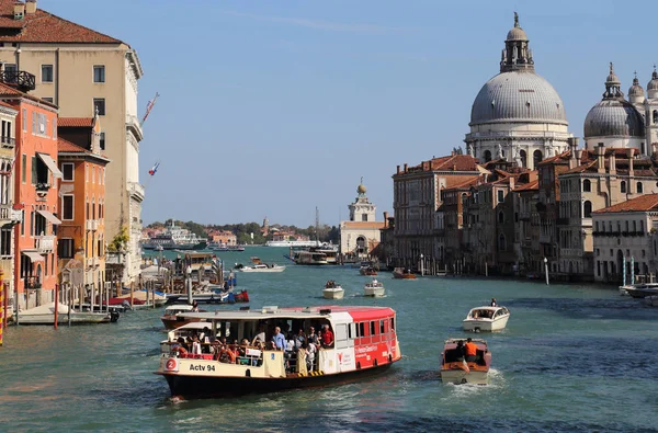 ヴェネツィアの大運河のフェリー, イタリア — ストック写真