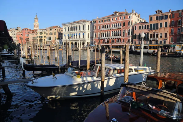 Barcos en el Gran Canal en Venecia, Italia — Foto de Stock