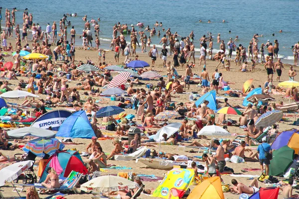 Les gens sur une plage bondée — Photo