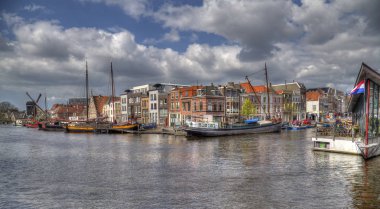 Tarihi evler bir kanal Leiden, Hollanda