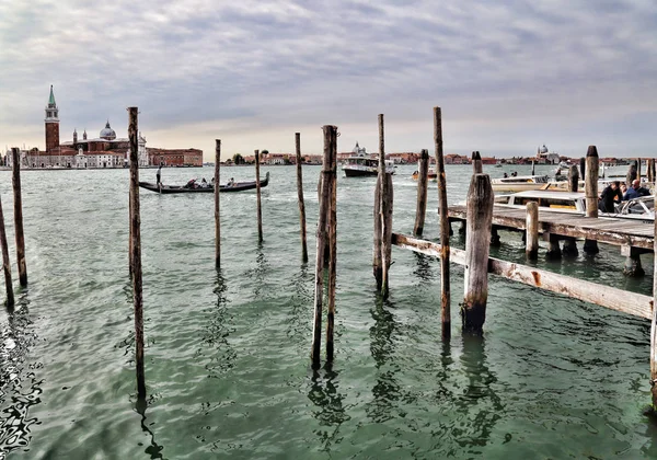 Bornes pour gondoles à Venise, Italie — Photo