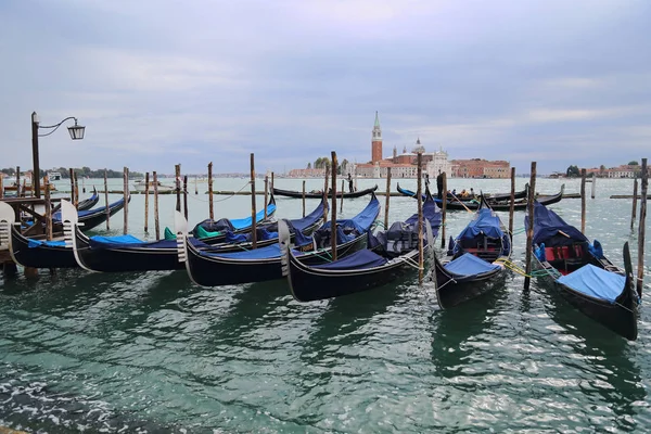 Gondolas ve San Giorgio Maggiore ıslannd, Venedik, Italya — Stok fotoğraf