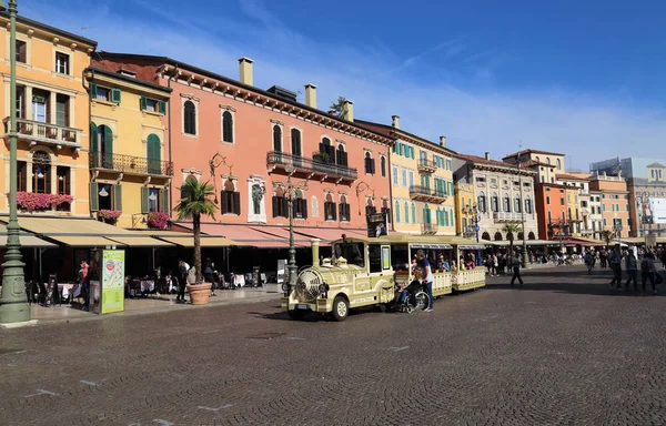 Городская площадь Вероны, Италия — стоковое фото