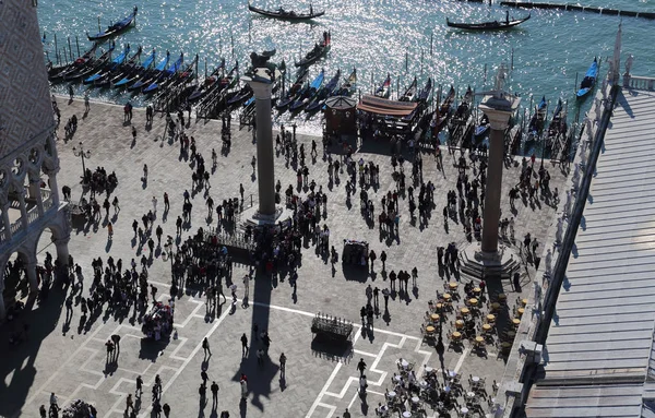 Туристы на Сан-Марко в Венеции, Италия — стоковое фото
