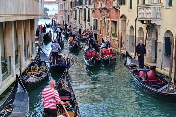 Gondoliers and gondolas with tourists in Venice, Italy — Stock Photo, Image