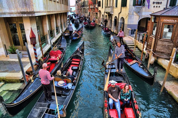 Gondels en gondels met toeristen in Venetië, Italië — Stockfoto