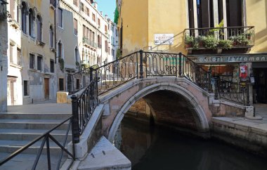 Venedik, İtalya'da bir kanal üzerinde küçük köprü