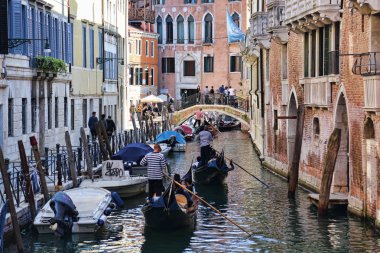 Venedik, İtalya 'da turistli Gondollar