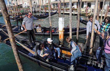 Turistler Venedik, İtalya gondol içine almak