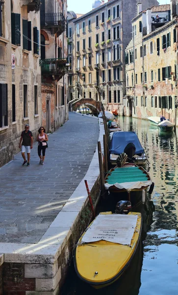 Couple walks along canal in Venice, Italy — Stock Photo, Image