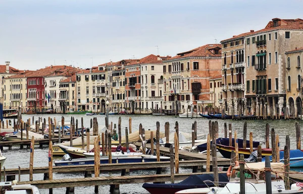 Jetties para barcos en Venecia, Italia — Foto de Stock