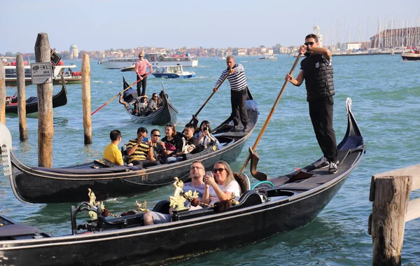 Venedik, İtalya gondollarturistler — Stok fotoğraf