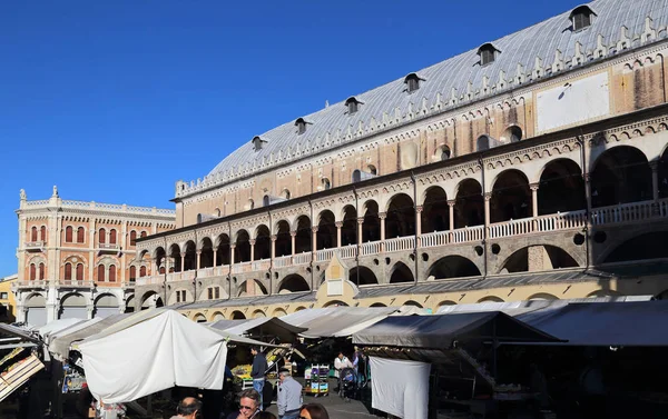 Edificio histórico de mercado en Padua, Italia — Foto de Stock