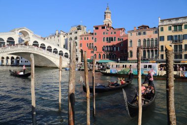 Venedik'teki Rialto Köprüsü'nde gondol, İtalya