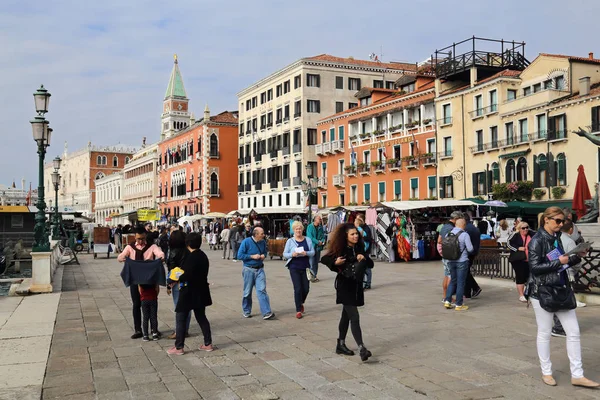 Turistas en el paseo marítimo de Venecia, Italia — Foto de Stock