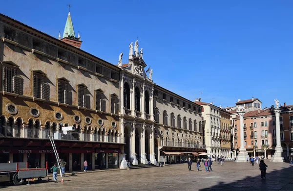 Historische gebouwen met winkels in Vicenza, Italië — Stockfoto