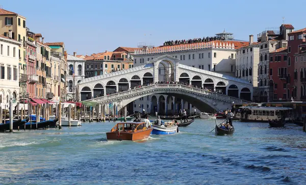 Rialto bridge on the Grand Canal in Venice, Italy — Stock Photo, Image