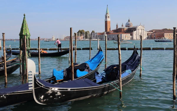 Gondolas et San Giorgio Maggiore islannd à Venise, Italie — Photo
