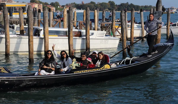 Turister i gondoler i Venedig, Italien — Stockfoto