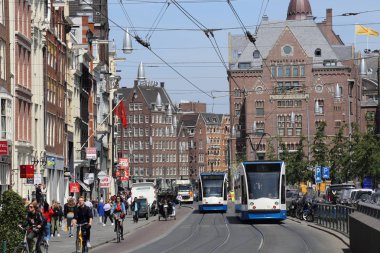 Amsterdam'ın merkezinde tramvaylar, Hollanda