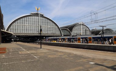 Hollanda'da Amsterdam tren istasyonu
