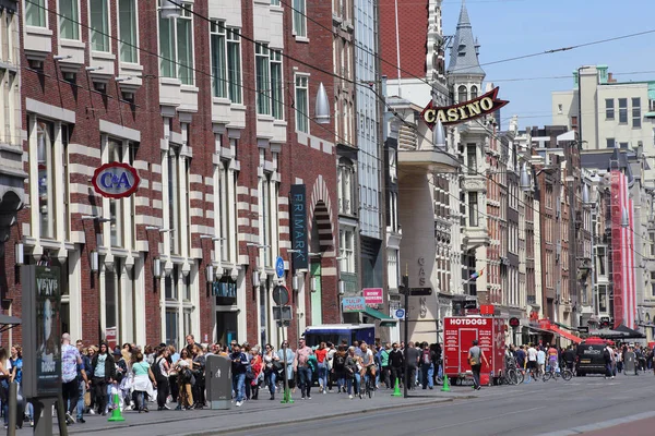 Amsterdam Nederländerna Maj 2019 Människor Som Går Längs Affärer Och — Stockfoto