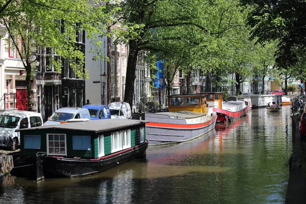 Дома лодки в Амстердаме, Голландия — стоковое фото