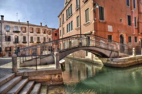 Piccolo ponte e canale a Venezia, Italia — Foto Stock