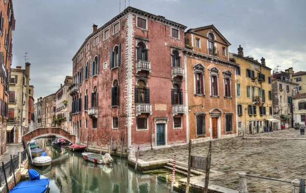 Történelmi házak egy csatornán Velencében, Olaszországban — Stock Fotó