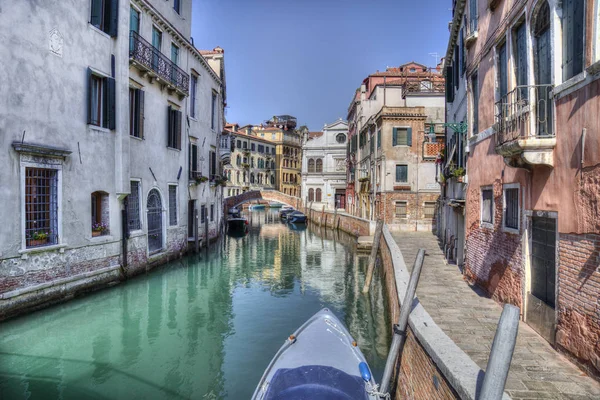 Canal e edifícios históricos em Veneza, Itália — Fotografia de Stock