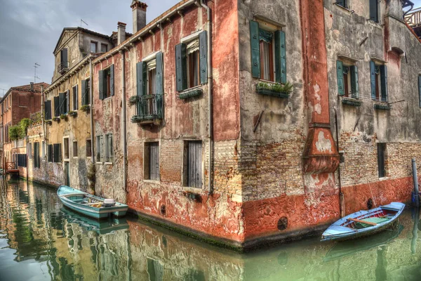 Maisons historiques sur un canal à Venise, Italie — Photo