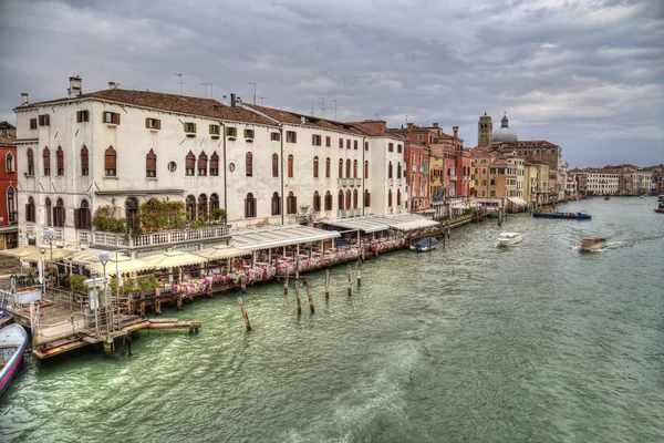 Restaurantes en el Canal Grande en Venecia, Italia — Foto de Stock