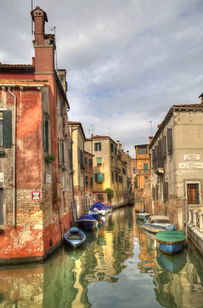 Casas históricas en un canal en Venecia, Italia — Foto de Stock