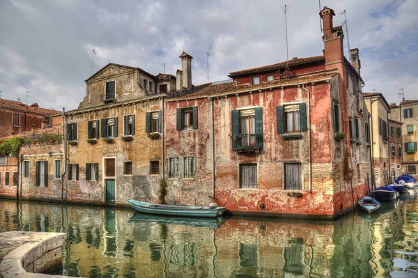 베니스, 이탈리아의 운하에 역사적인 주택 — 스톡 사진
