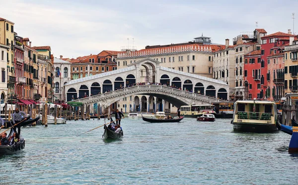 Rialto bridge across the grand canal in Venice, Italy — Stock Photo, Image