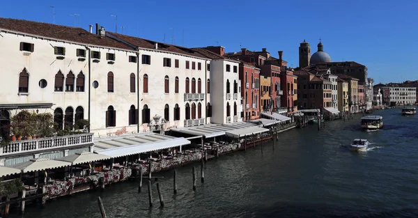 Restaurantes a lo largo del Gran Canal en Venecia, Italia — Foto de Stock