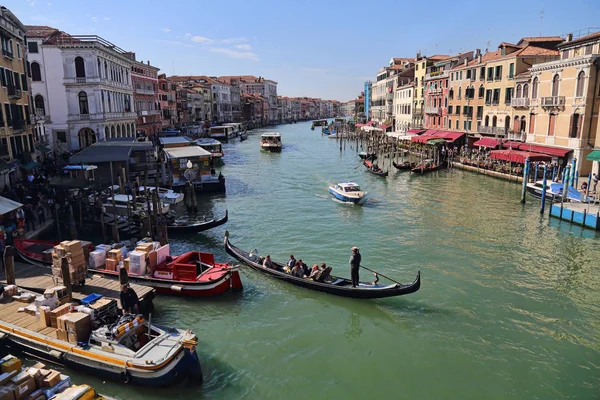 Bateaux livrant du stock dans les restaurants à Venise, Italie — Photo
