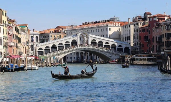 Pont du Rialto sur le Grand Canal à Venise, Italie — Photo