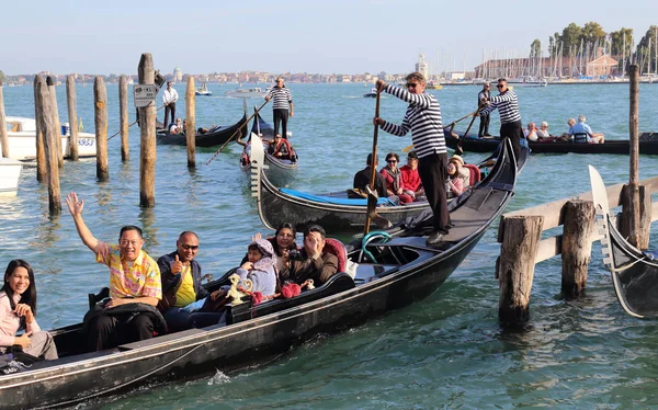 Venedik, İtalya gondollarturistler — Stok fotoğraf