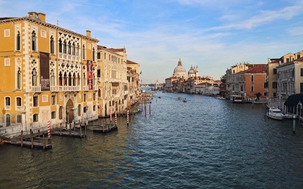 Historical buildings on the Grand Canal in Venice, Italy — Stock Photo, Image